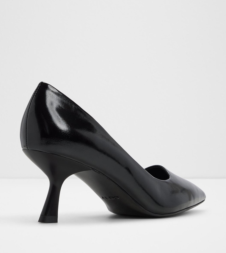 حذاء كعب بمقدمة مدببة