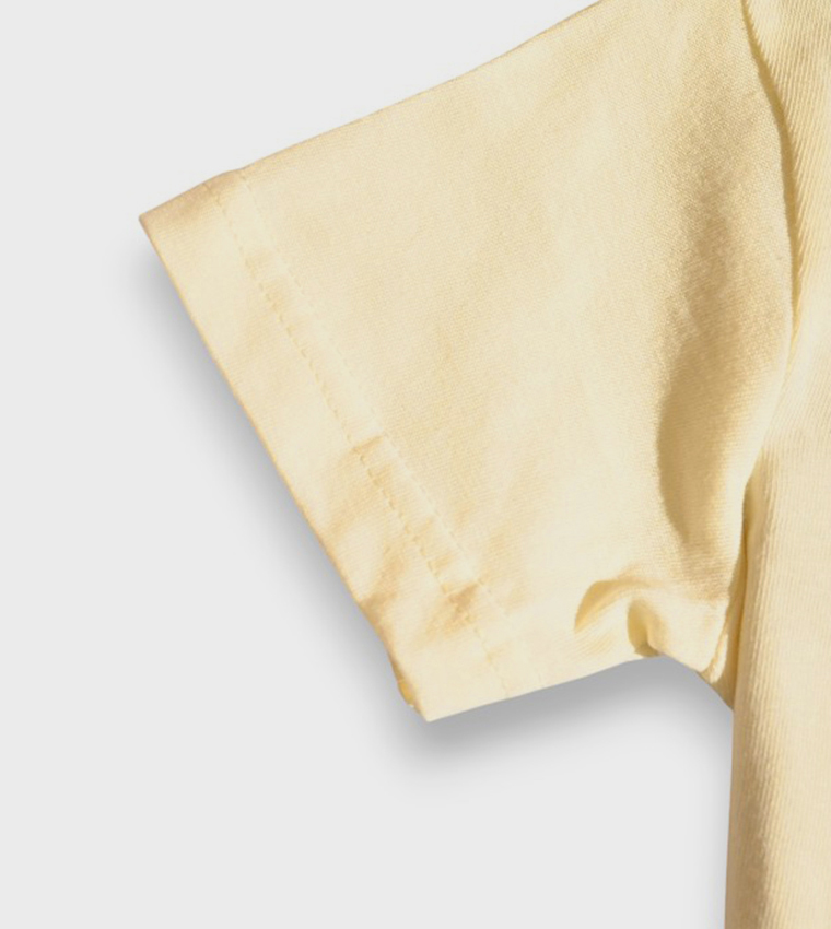 تيشيرت بطبعة وكم قصير 