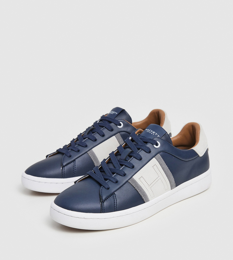 حذاء رياضي بألوان متناسقة ورباط