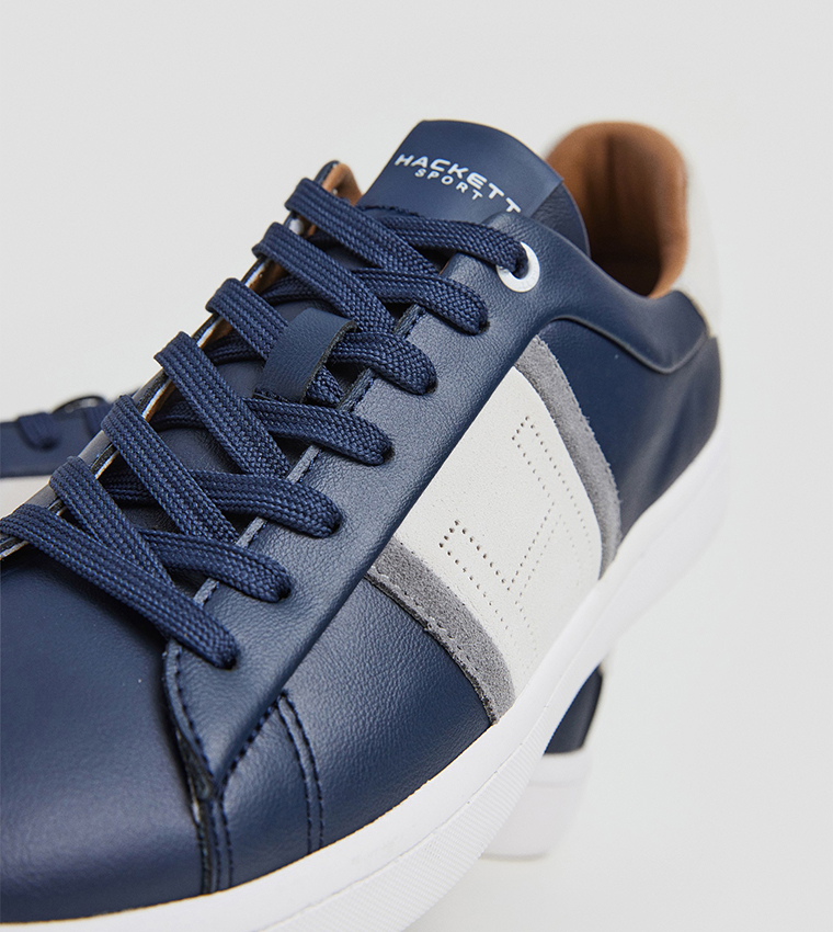 حذاء رياضي بألوان متناسقة ورباط