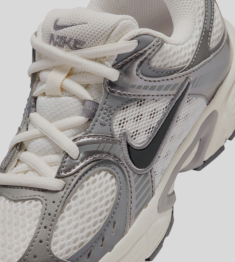 سنيكرز في 5 آر إن آر بشعار