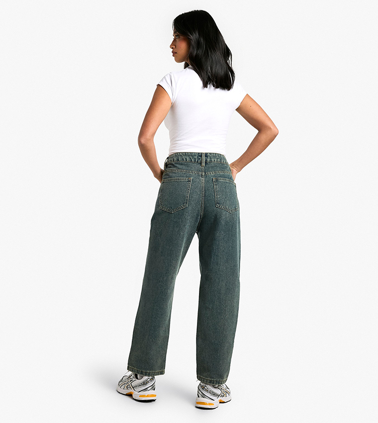 Petite Washed Straight Fit Jeans