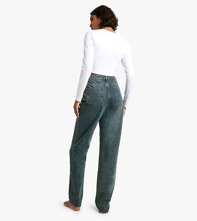 بنطال جينز بقصة مستقيمة للمقاسات الطويلة 