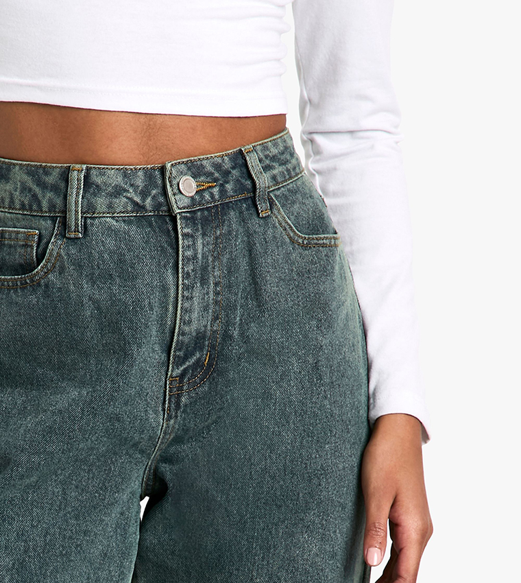 بنطال جينز بقصة مستقيمة للمقاسات الطويلة 