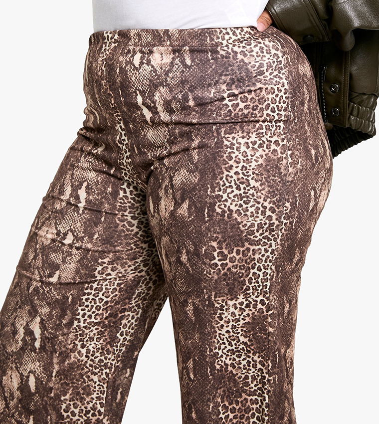 بنطال واسع بطبعة جلد التمساح