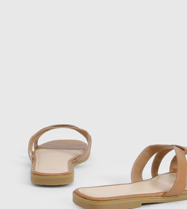 صندل بأحزمة متقاطعة