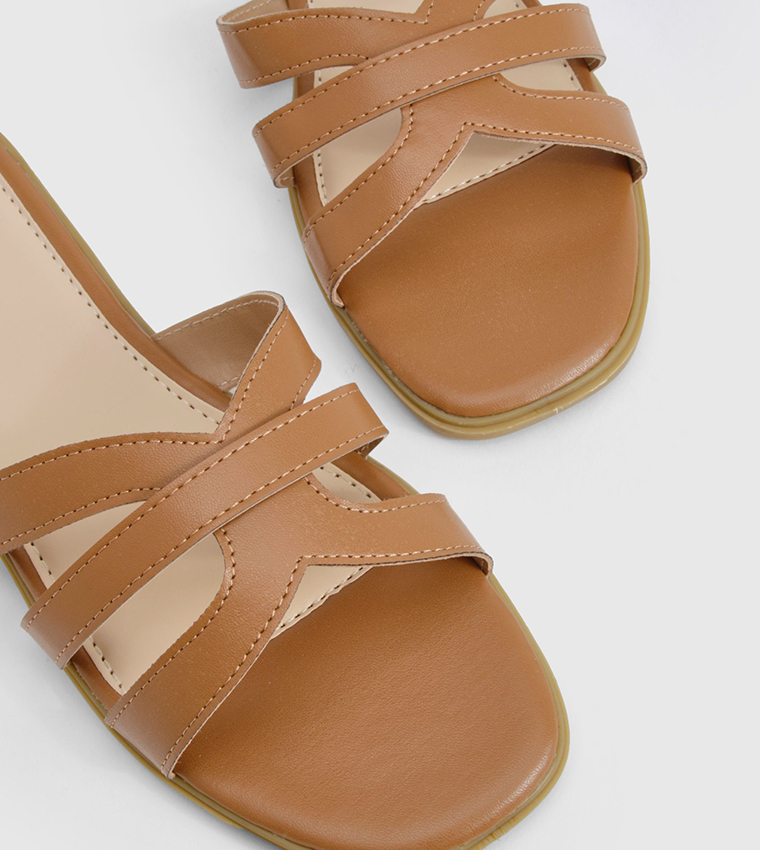 صندل بأحزمة متقاطعة