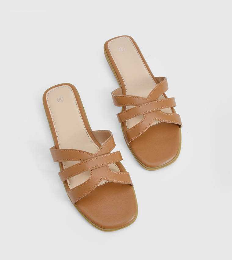 صندل بأحزمة متقاطعة