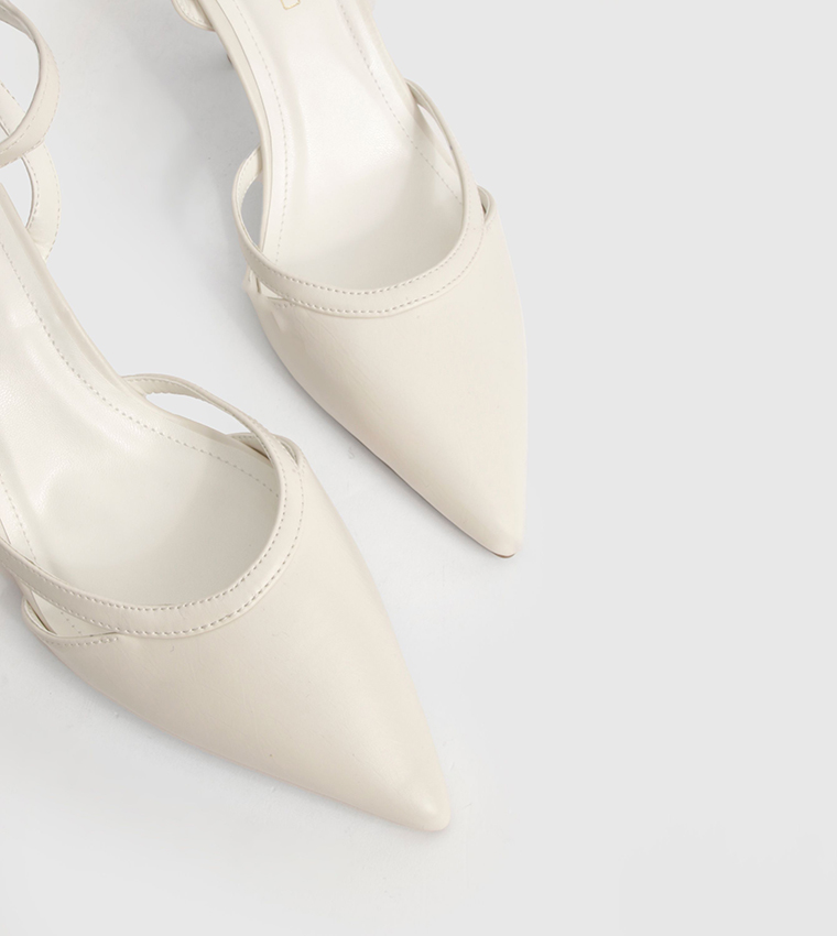 حذاء بكعب وفتحات