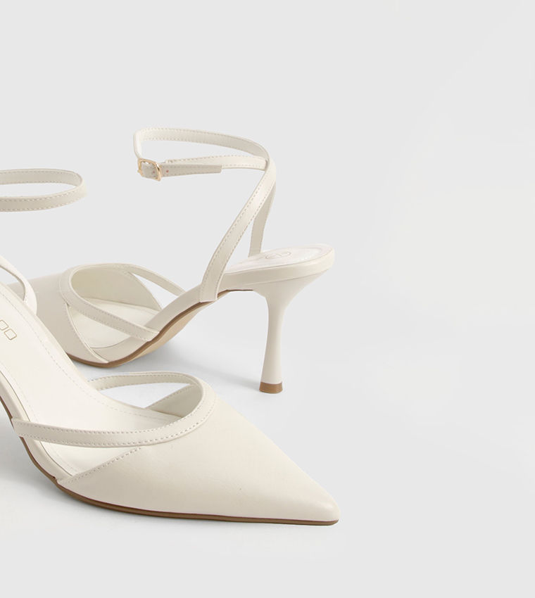 حذاء بكعب وفتحات