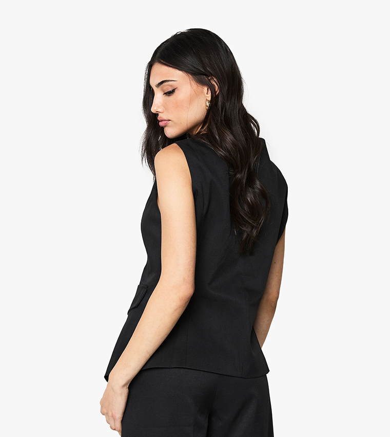 توب طويل بأزرار متباينة