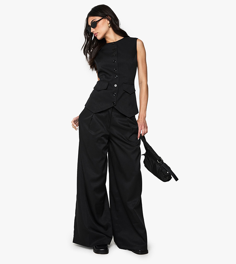 توب طويل بأزرار متباينة