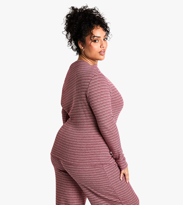 توب مخطط بياقة سلاش وكم طويل للمقاسات الكبيرة 