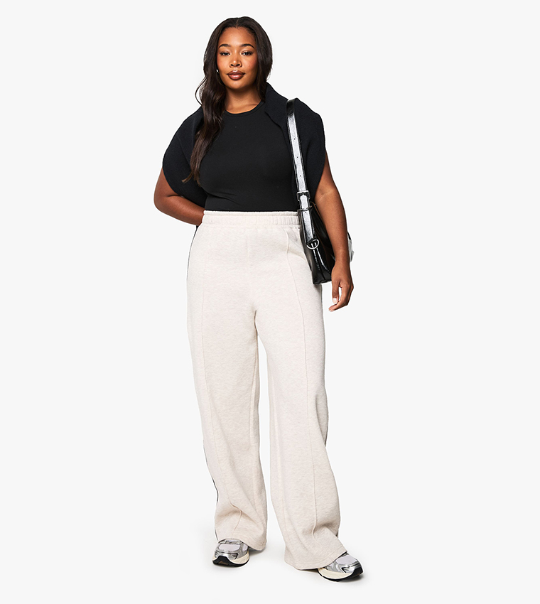 بنطال رياضي بقصة مستقيمة وتفاصيل حواف للمقاسات الكبيرة