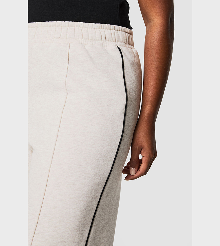 بنطال رياضي بقصة مستقيمة وتفاصيل حواف للمقاسات الكبيرة