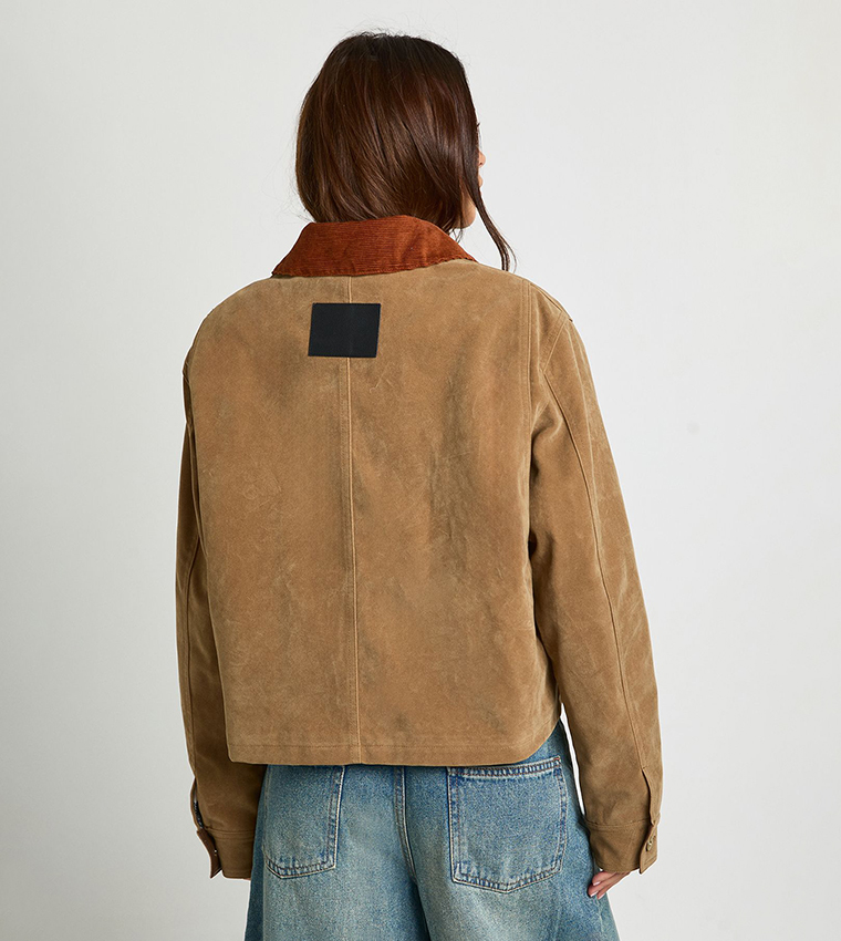 جاكيت سويد بياقة متباينة 