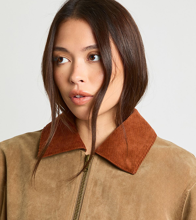 جاكيت سويد بياقة متباينة 