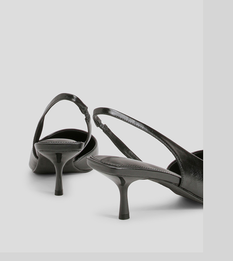 حذاء بكعب صغير وحزام خلفي 