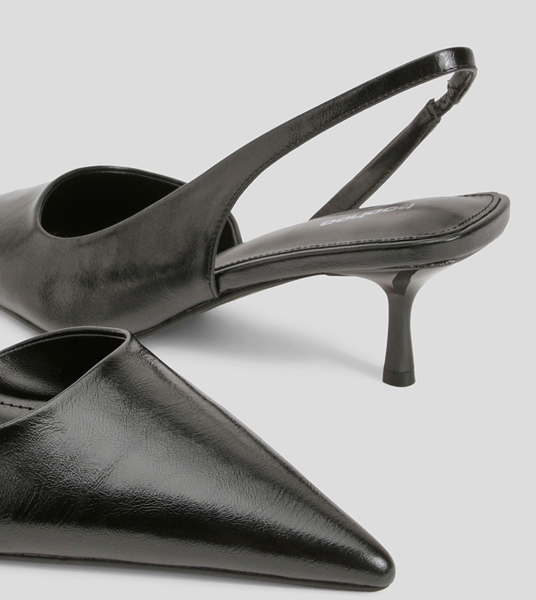 حذاء بكعب صغير وحزام خلفي 