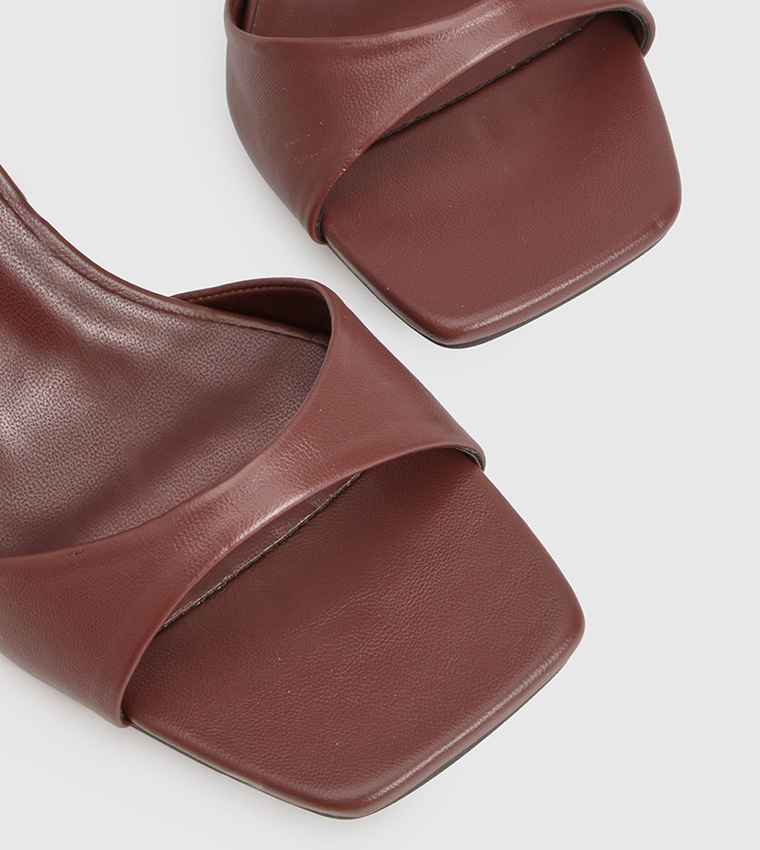 صندل بكعب ستيليتو