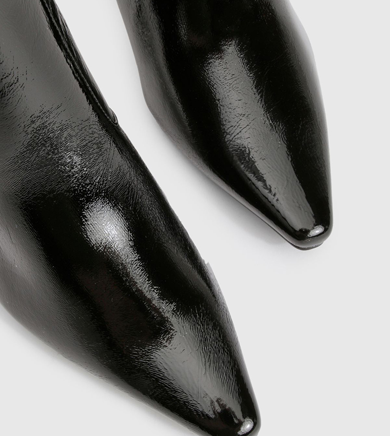 بوت طويل بمقدمة مدببة 