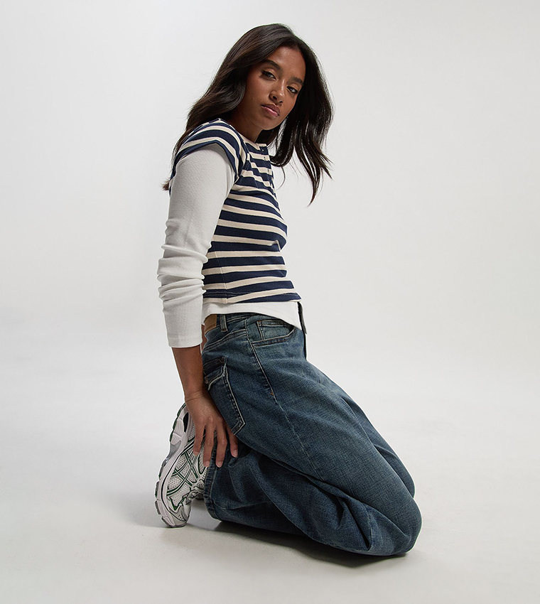 بنطال جينز واسع بخصر متوسط للمقاسات الصغيرة