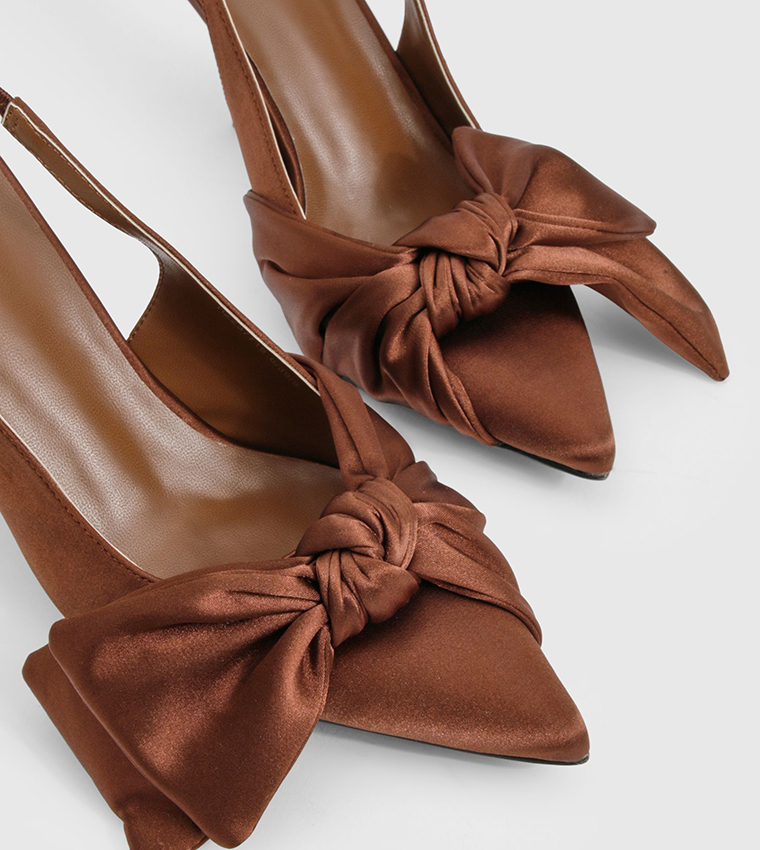 حذاء كعب ساتان بفيونكة وحزام خلفي  