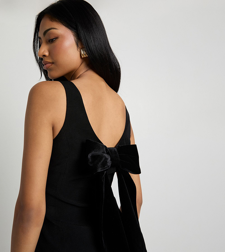 توب مخمل بلا كم وفيونكة خلفية