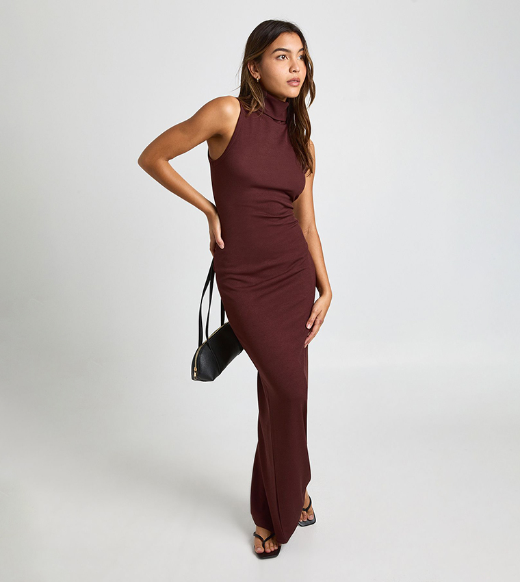 فستان ماكسي مرن بلا كم بياقة عالية 