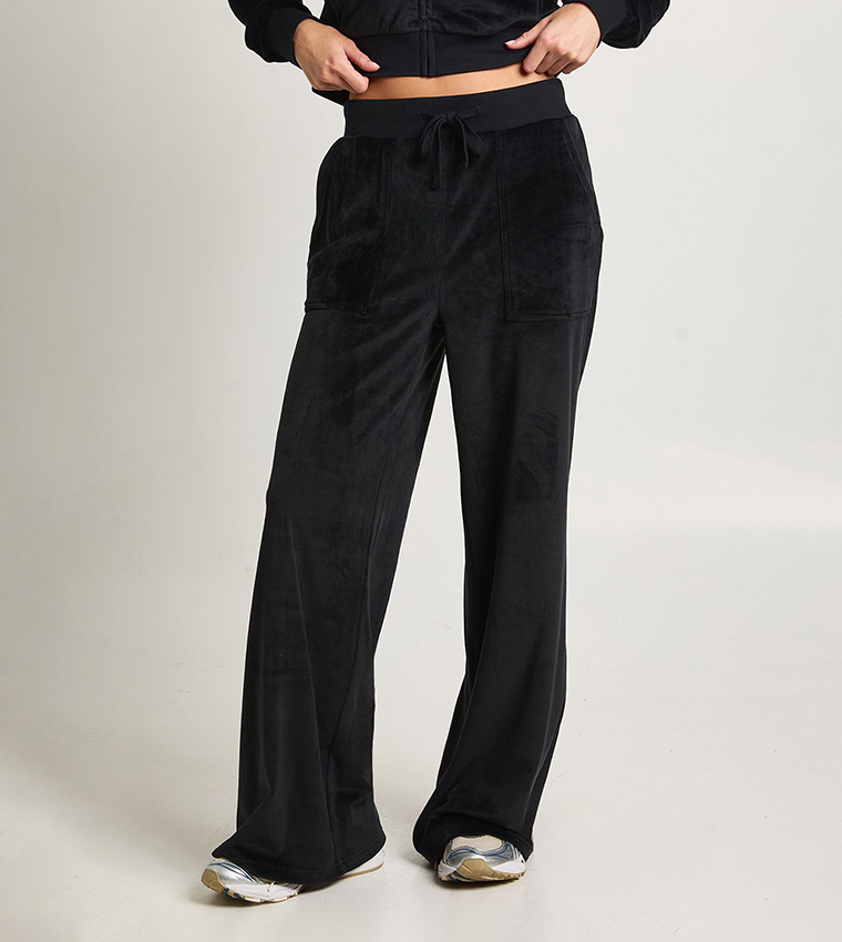 بدلة رياضة ضيقة قصيرة 