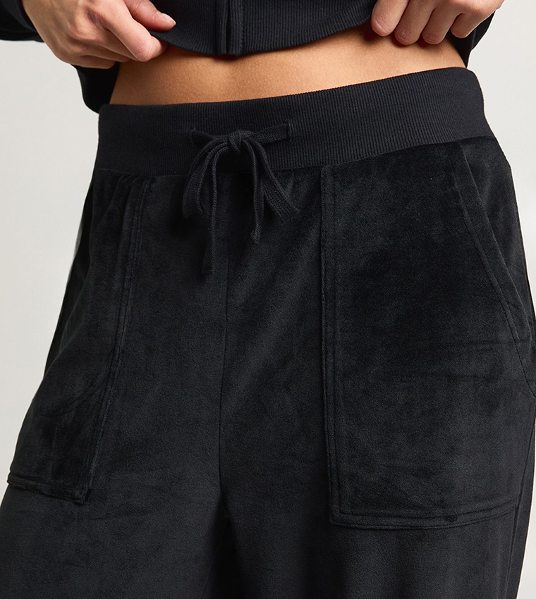 بدلة رياضة ضيقة قصيرة 