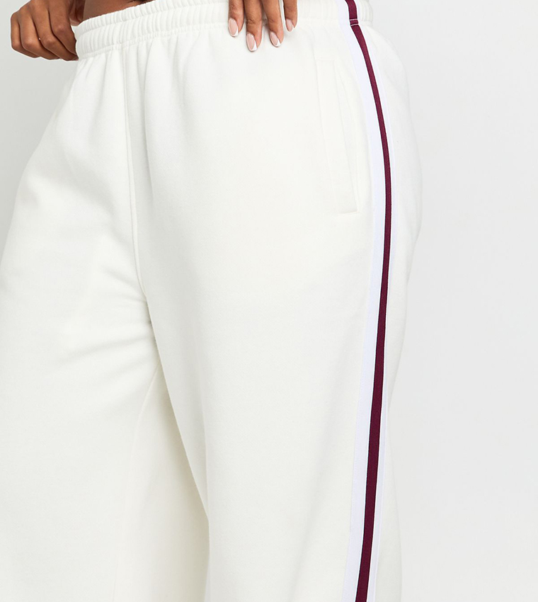 بنطال رياضة واسع بخطوط جانبية للمقاسات الكبيرة