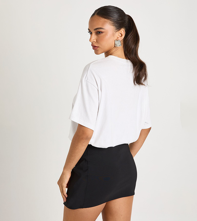 تنورة ميني بفيونكة 