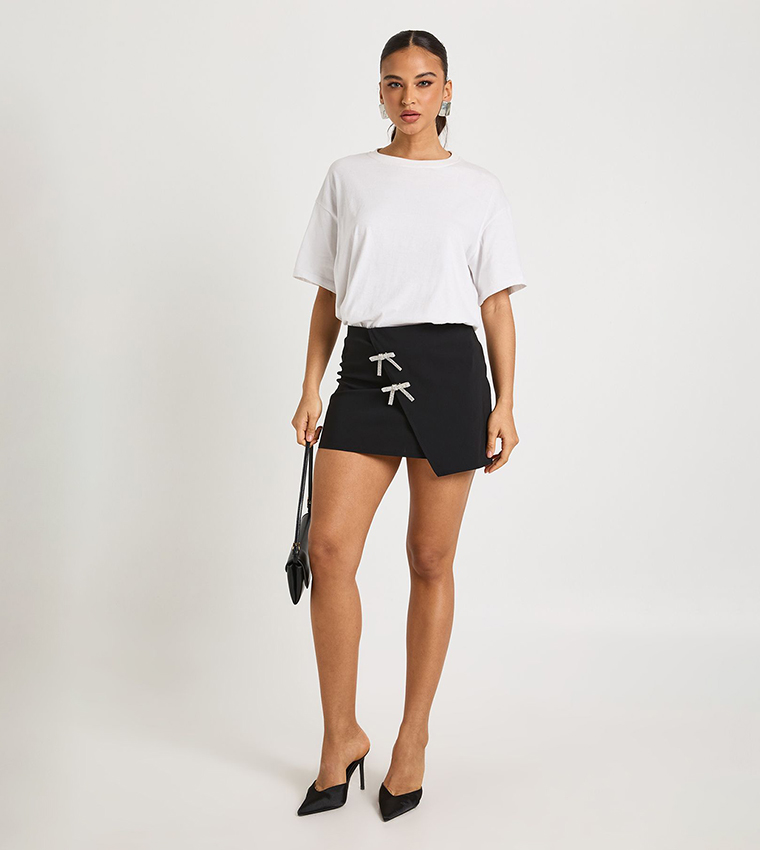 تنورة ميني بفيونكة 