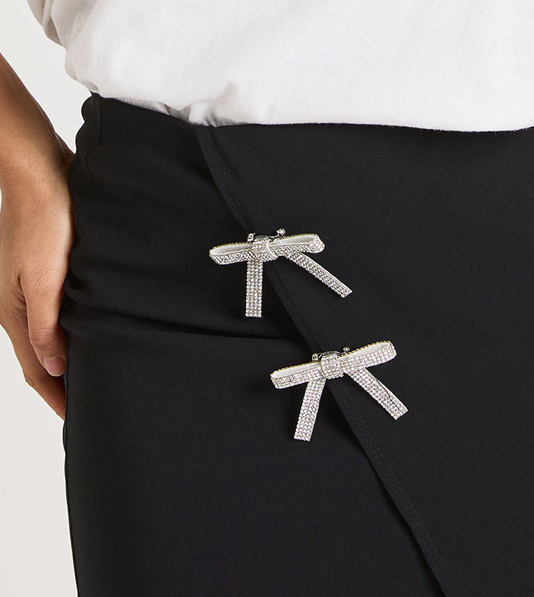 تنورة ميني بفيونكة 