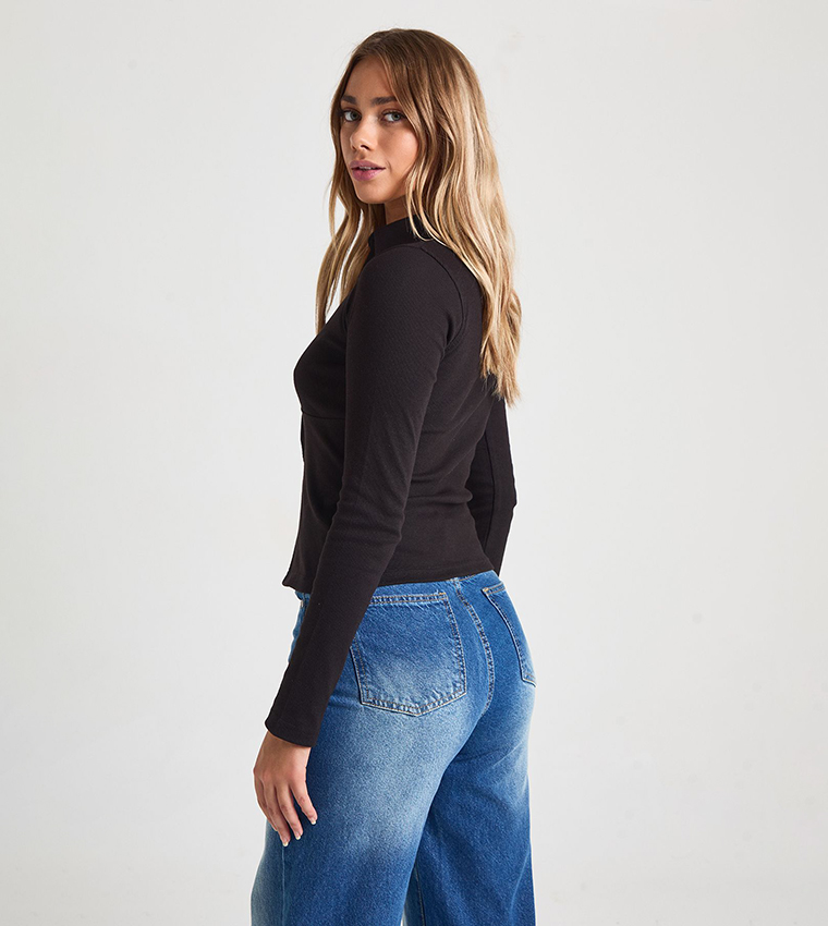 قميص مرن بأزرار