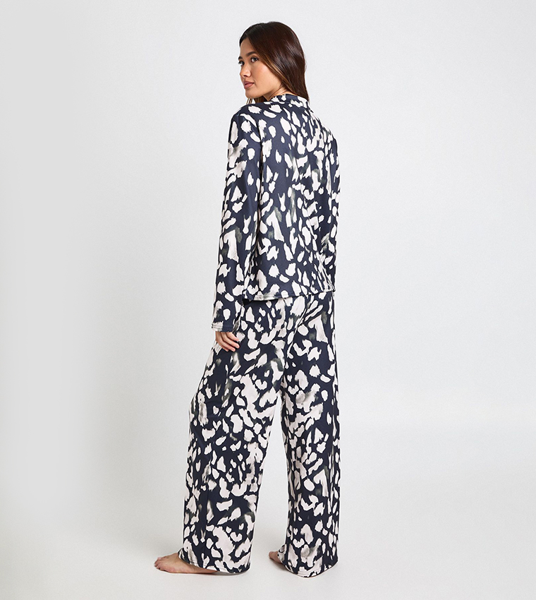 طقم بيجاما توب  كم طويل بطبعة فهد