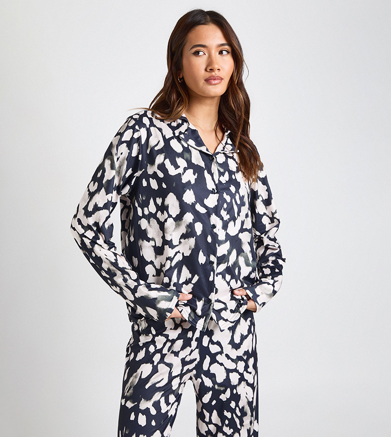 طقم بيجاما توب  كم طويل بطبعة فهد