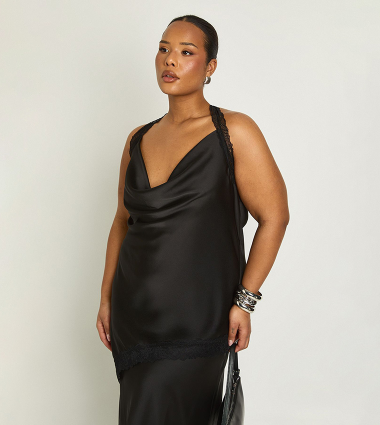 توب ساتان بحواف دانتيل وقبة منسدلة للمقاسات الكبيرة 