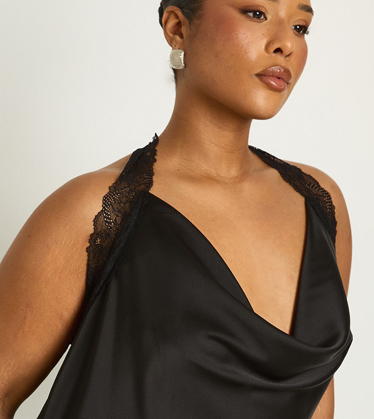 توب ساتان بحواف دانتيل وقبة منسدلة للمقاسات الكبيرة 