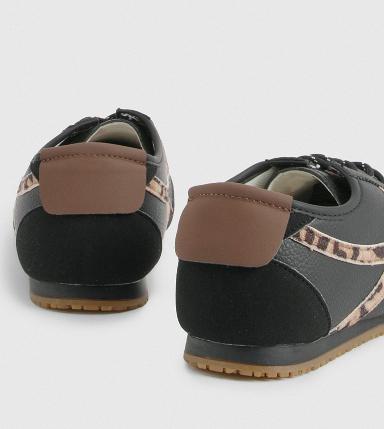 سنيكرز بطبعة نمر ورباط 