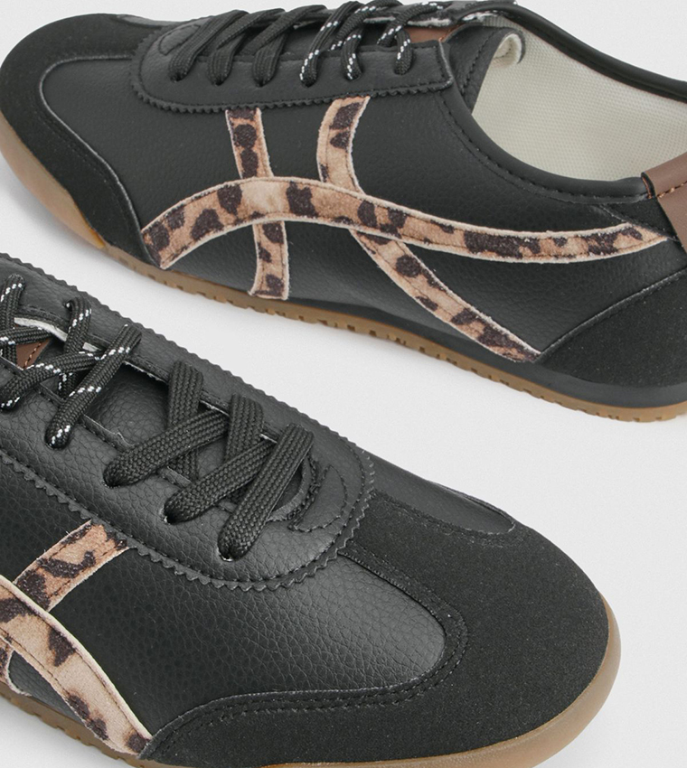 سنيكرز بطبعة نمر ورباط 