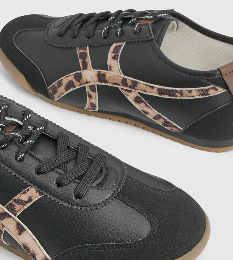 سنيكرز بطبعة نمر ورباط 