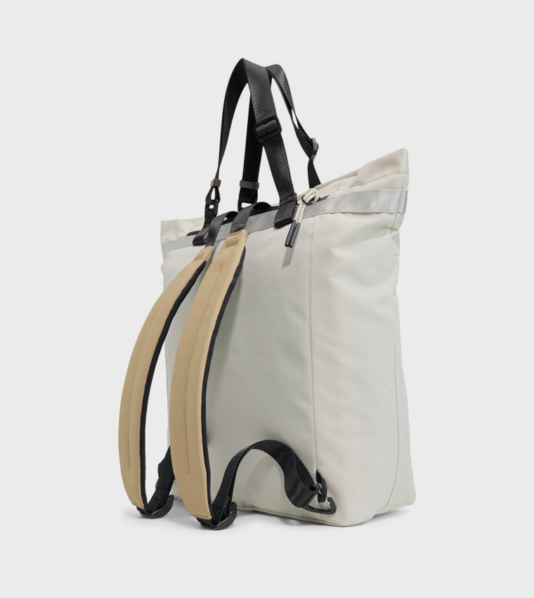 حقيبة ظهر بتصميم توت 