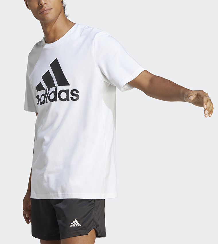 تيشيرت رياضي بياقة مستديرة وطبعة شعار العلامة التجارية 