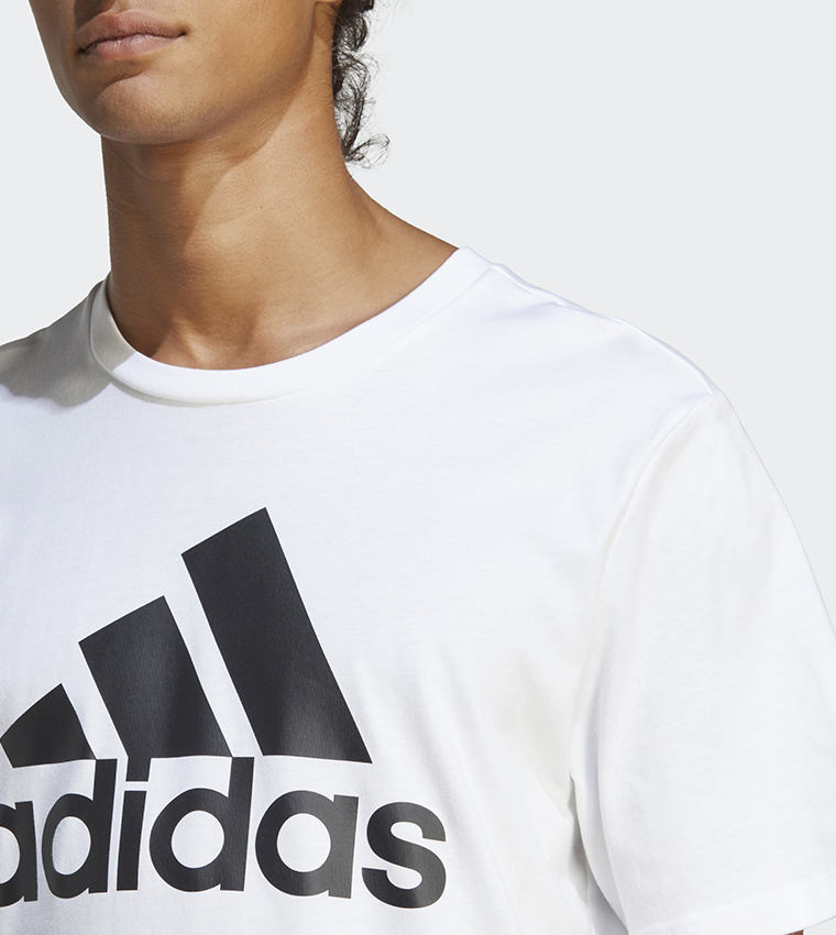 تيشيرت رياضي بياقة مستديرة وطبعة شعار العلامة التجارية 