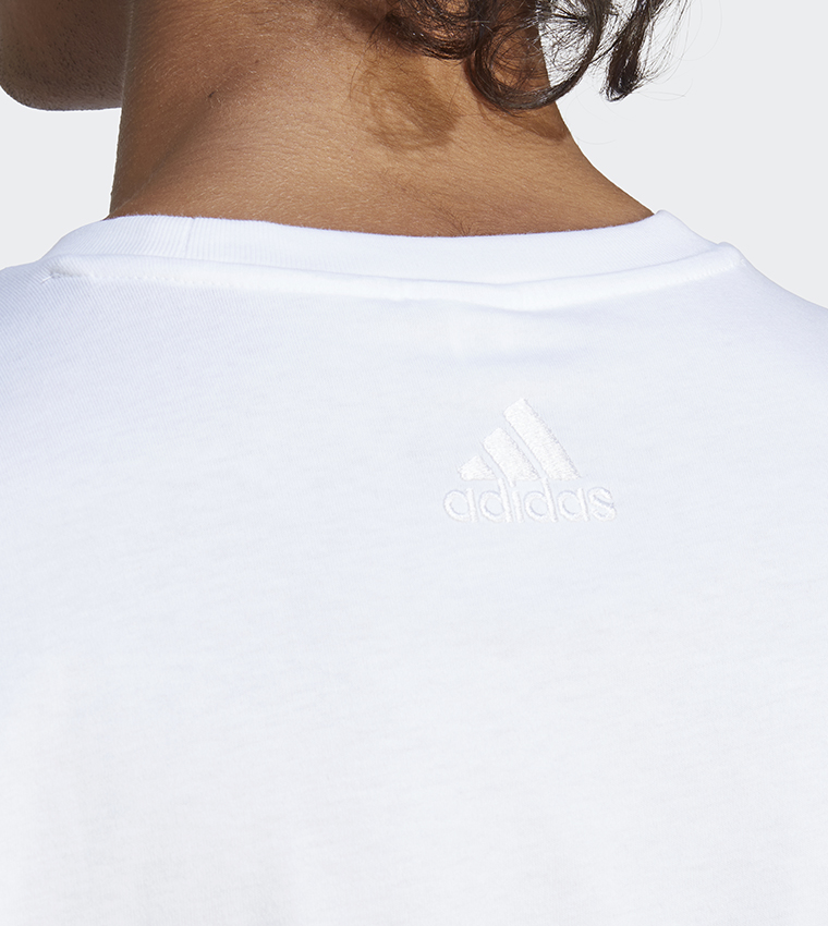 تيشيرت رياضي بياقة مستديرة وطبعة شعار العلامة التجارية 