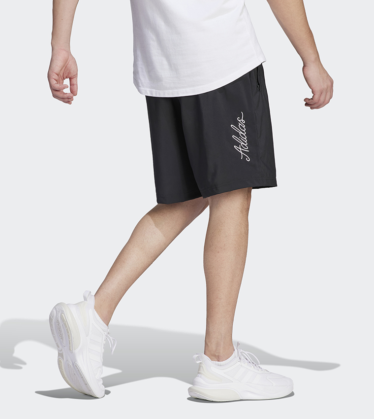 شورت رياضي بطبعة الشعار 