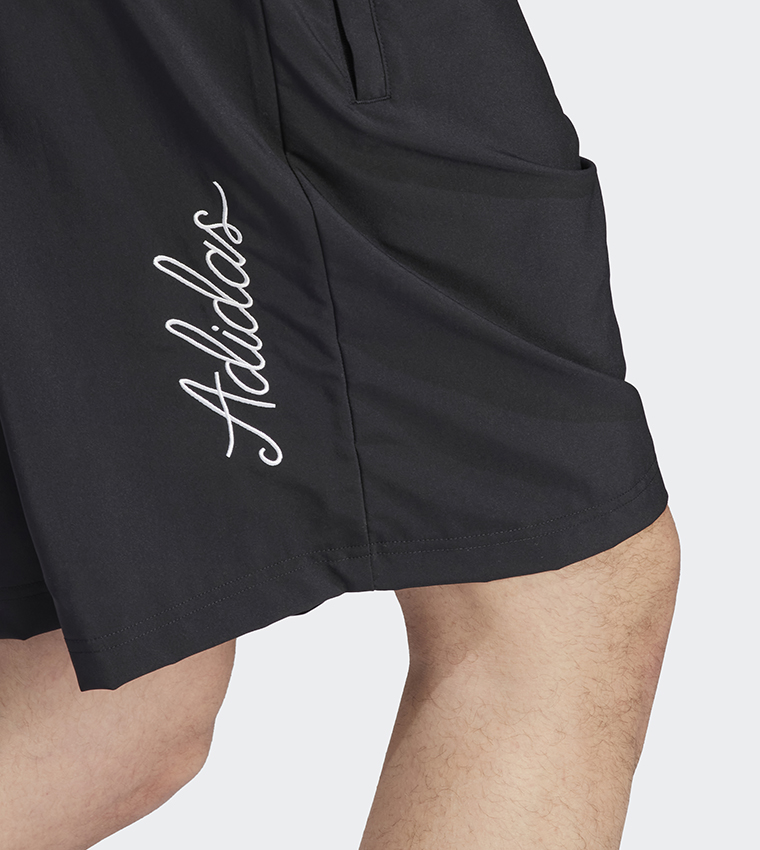 شورت رياضي بطبعة الشعار 