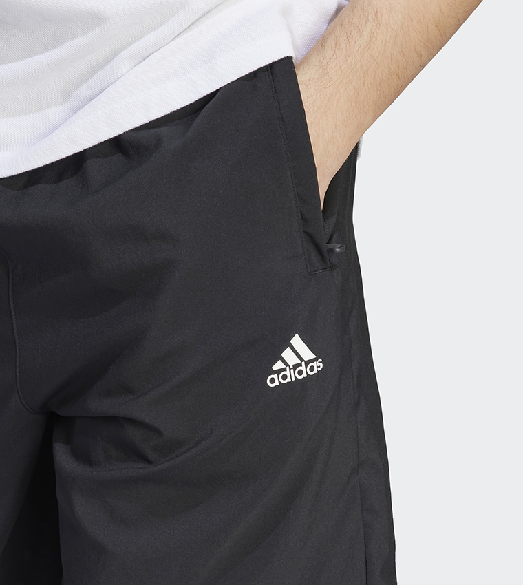 شورت رياضي بطبعة الشعار 